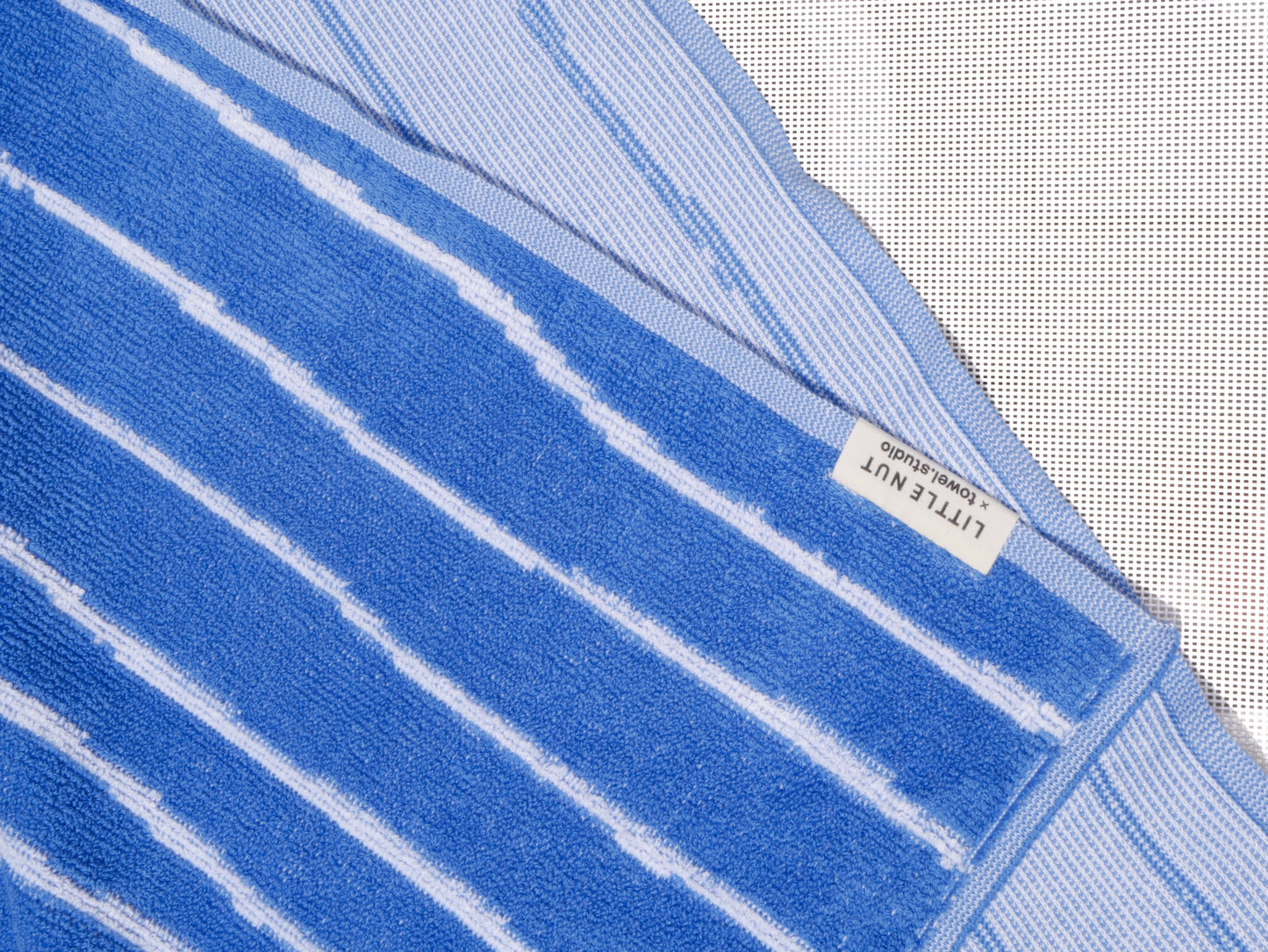 POOL Towel - gestreift - perfect-blue