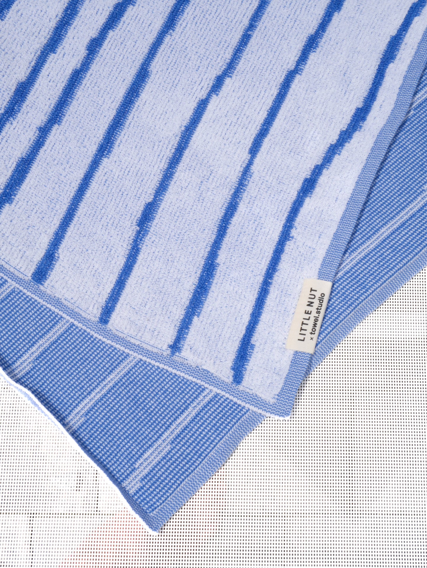 POOL Towel - gestreift - marshmallow-white