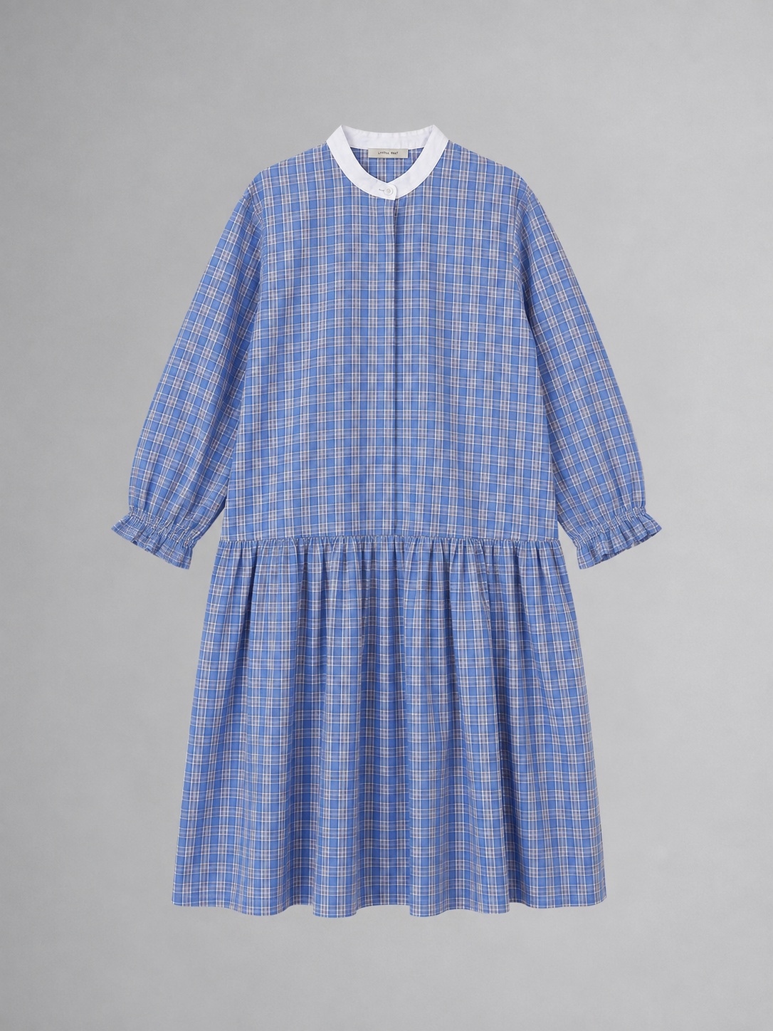 Karo-Kleid mit großem Blumenanstecker