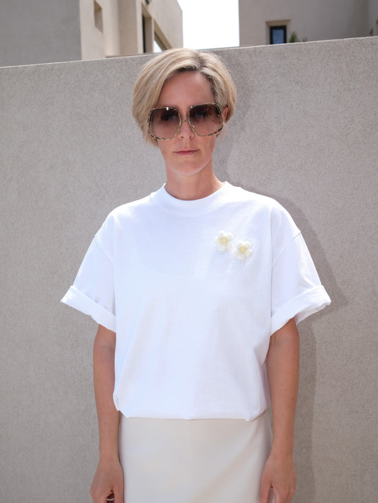 Signature T-Shirt & Blumen Broschen - weiß mit Stickerei "Pony"