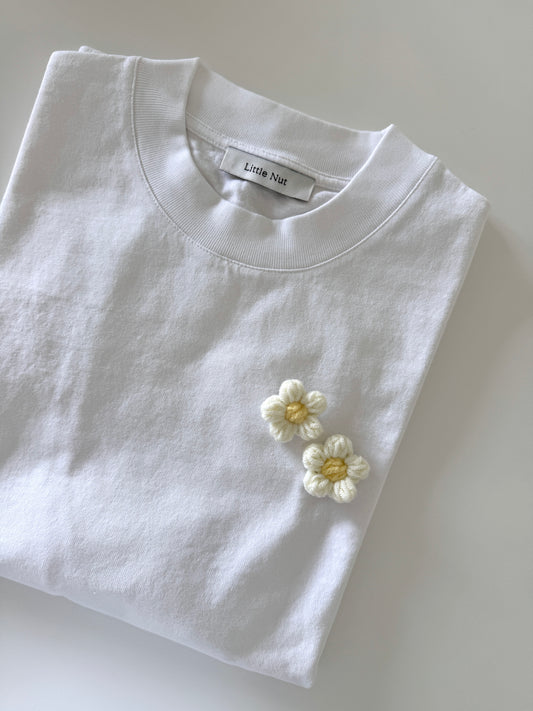 Signature T-Shirt & Blumen Broschen - weiß mit Stickerei "Pony"