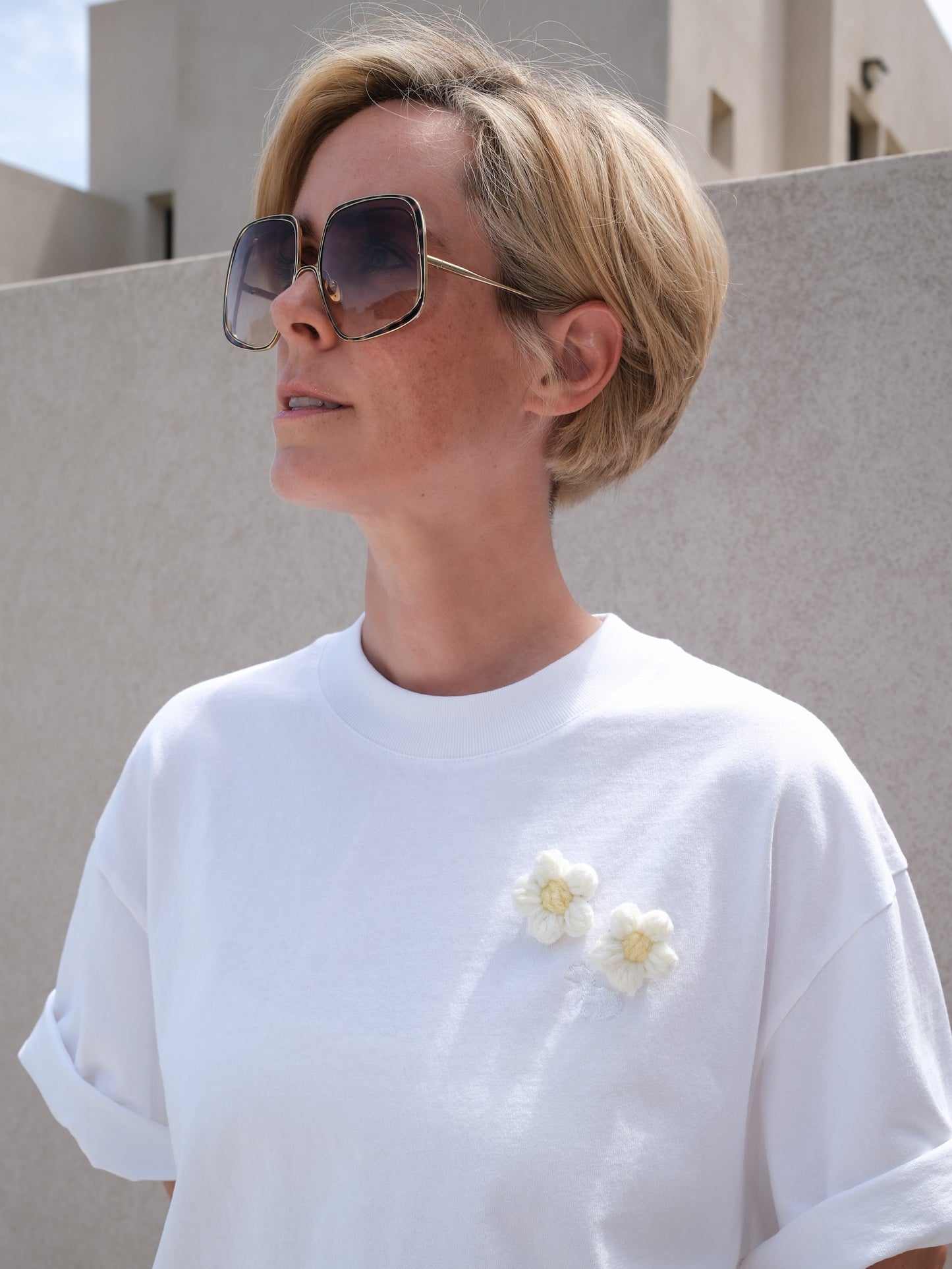 Signature T-Shirt & Blumen Broschen - weiß mit Stickerei "Pony"