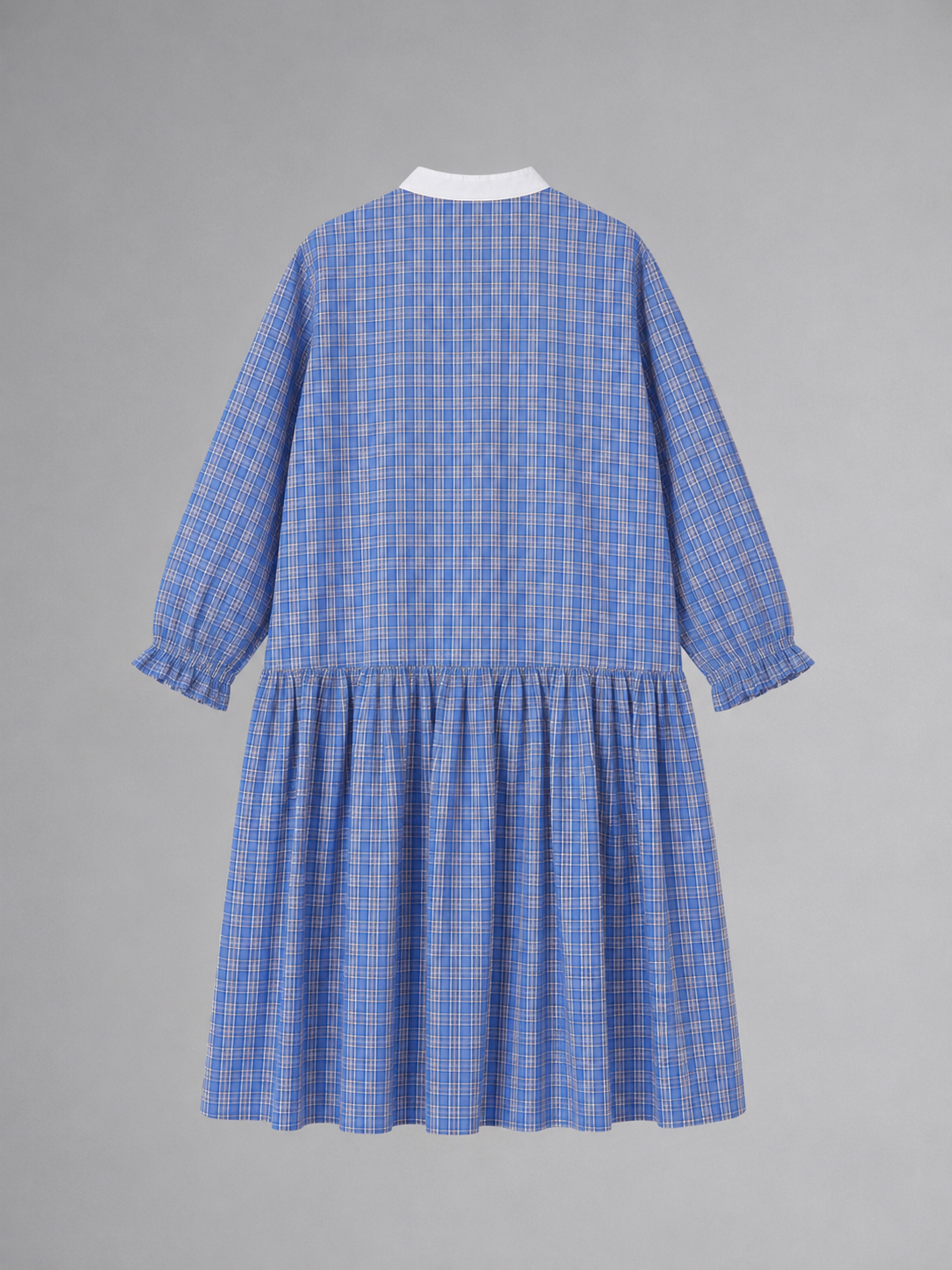 Karo-Kleid mit großem Blumenanstecker