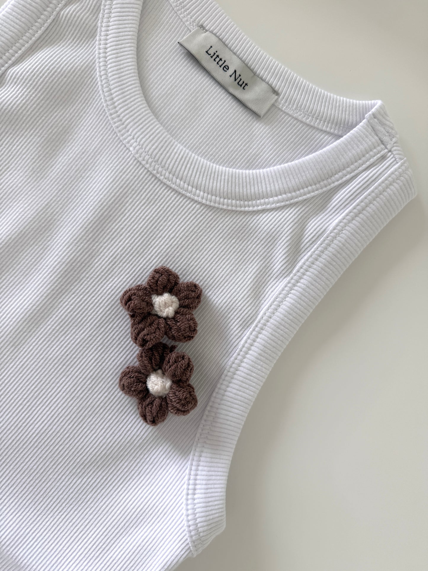 Rib Top & Blumen Broschen - weiß