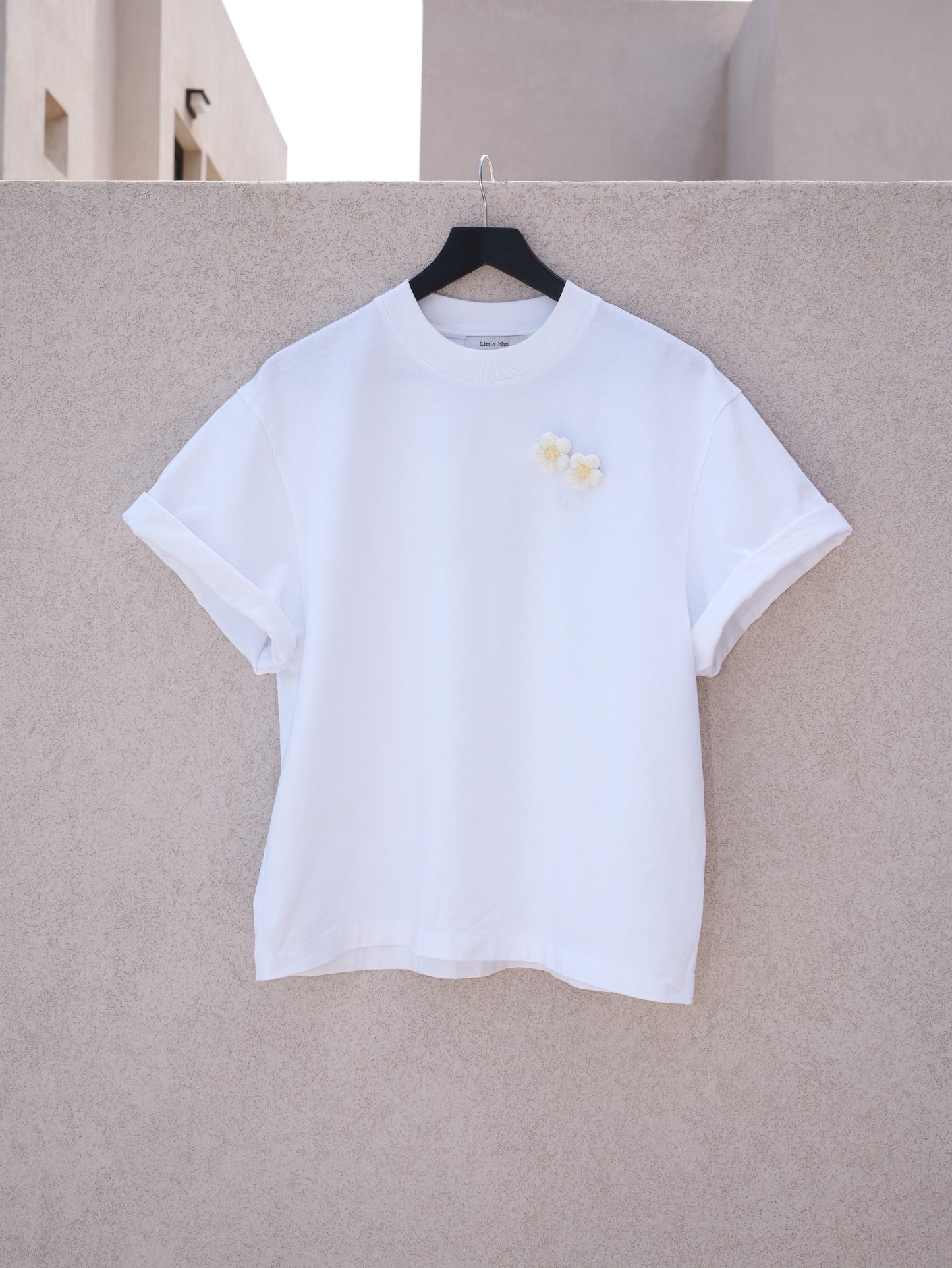 Signature T-Shirt & Blumen Broschen - weiß mit Stickerei "Pony"