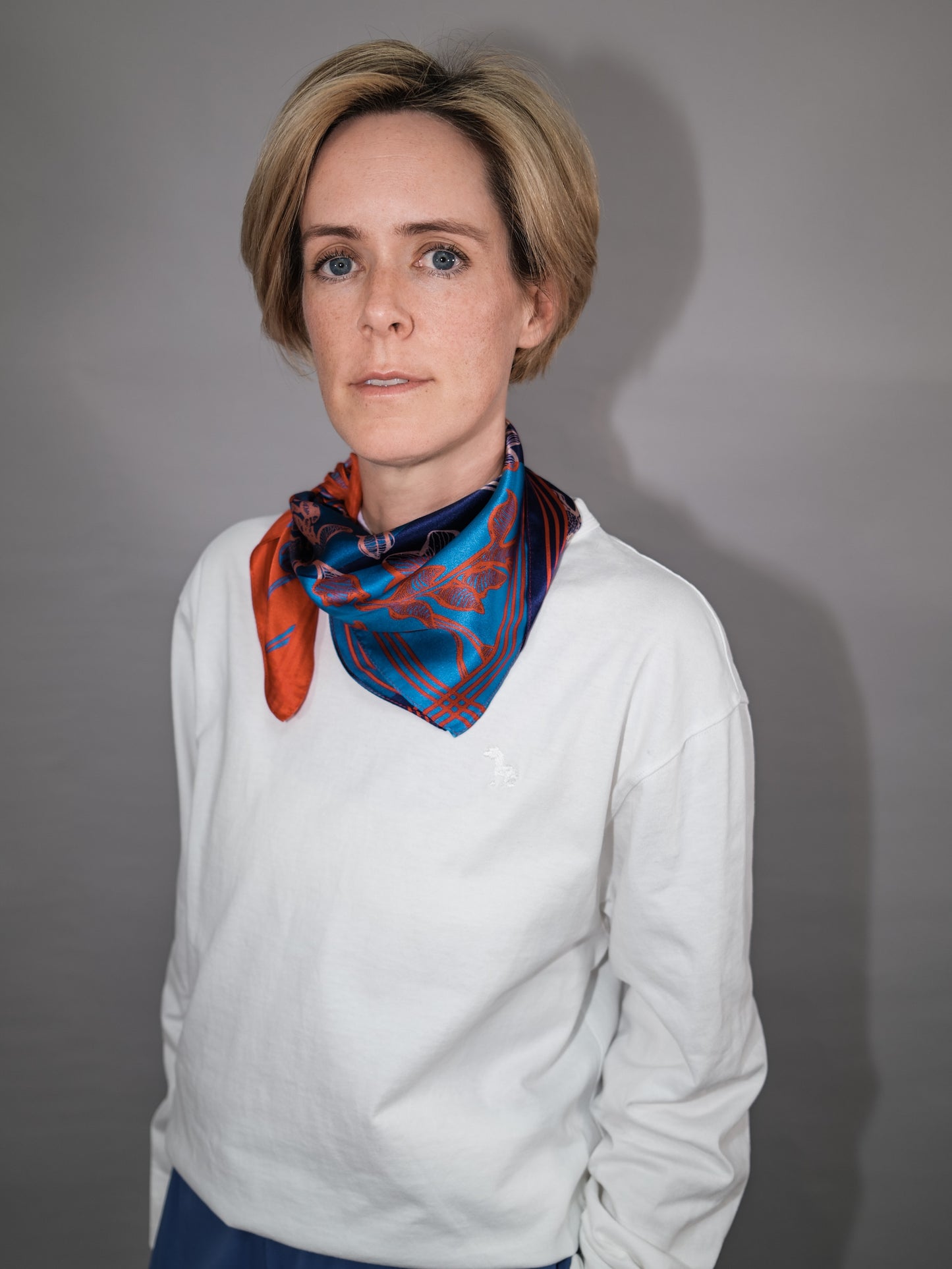 Signature Longsleeve - weiß mit Stickerei "Pony" & Seidentuch als Add on