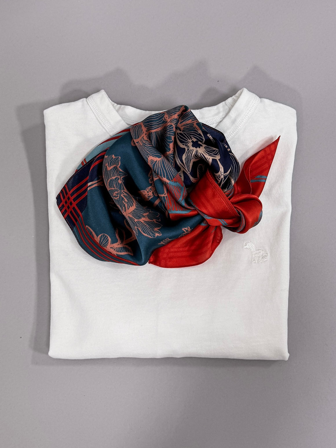 Signature Longsleeve - weiß mit Stickerei "Pony" & Seidentuch als Add on