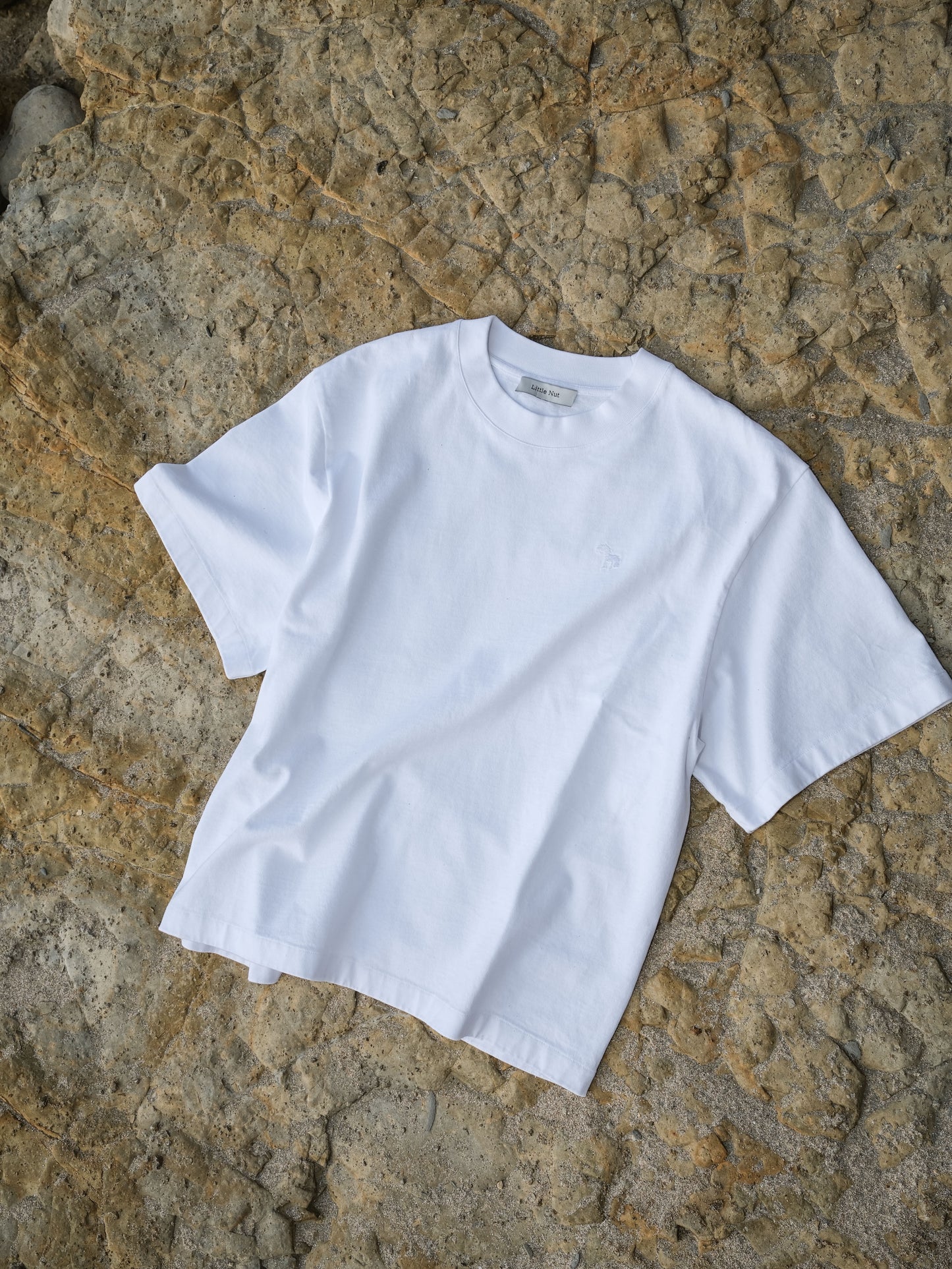 COMING SOON - Signature T-Shirt - weiß mit Stickerei "Pony"